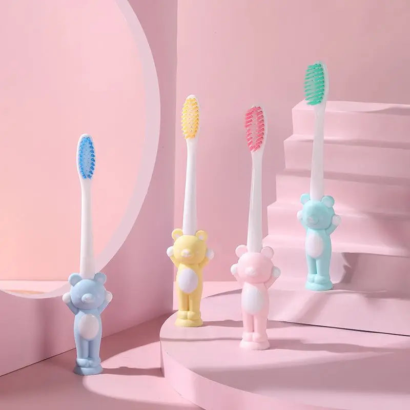 Un set de cuatro cepillos de dientes de ositos de peluche para niños en varios colores pastel, exhibidos en escaleras rosas.