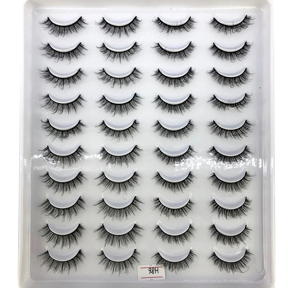 Un plateau en plastique contenant un kit de faux cils de renard naturels.