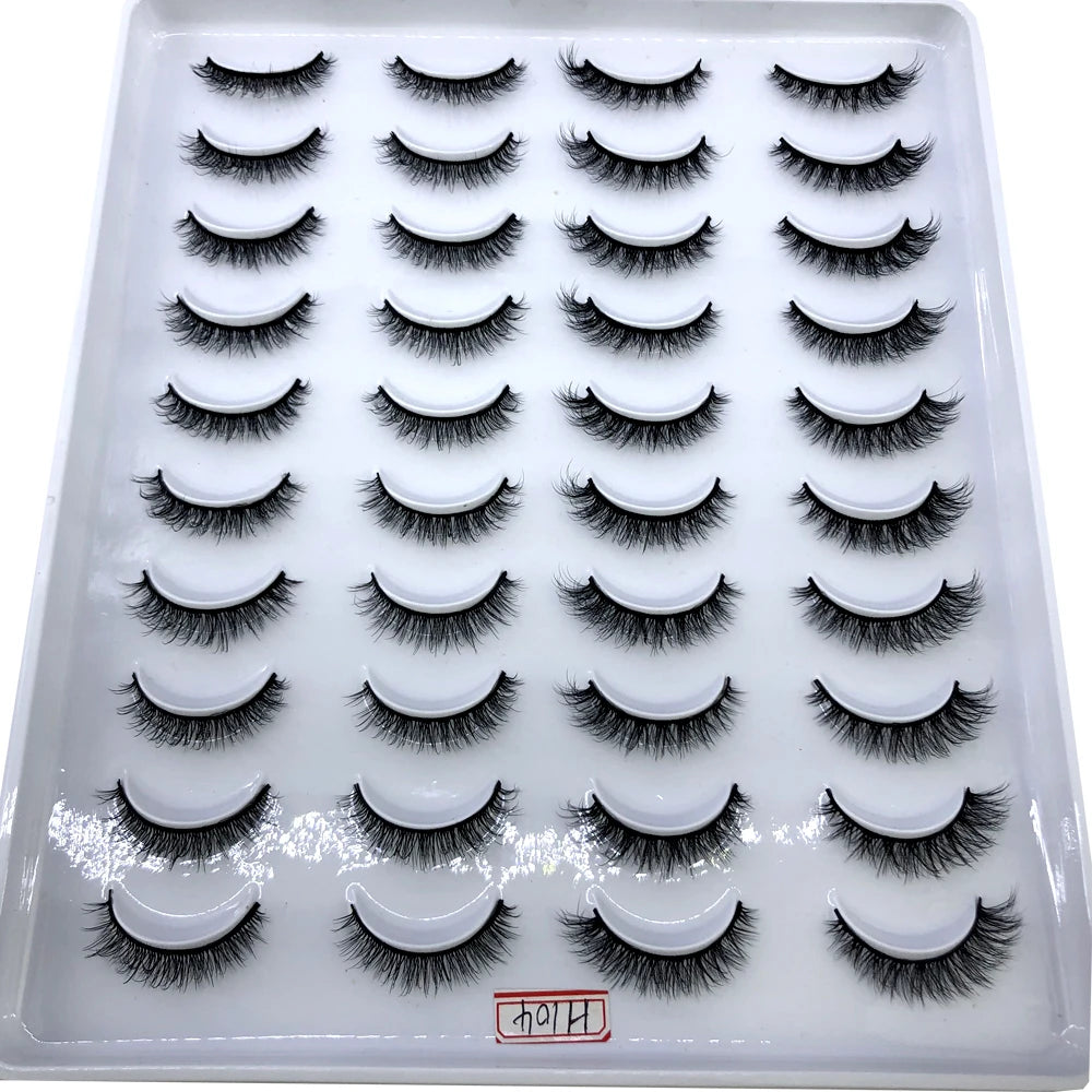 Un plateau de faux cils à strip de renard naturel pour usage cosmétique.