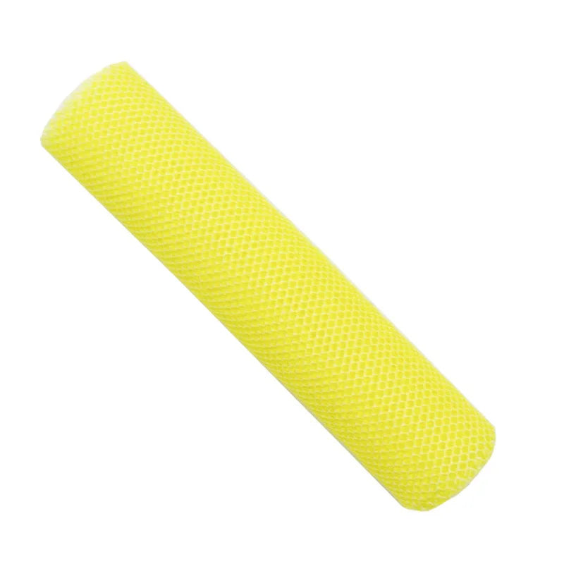 Exfoliante corporal y esponja de baño de luffa natural amarilla enrollados.