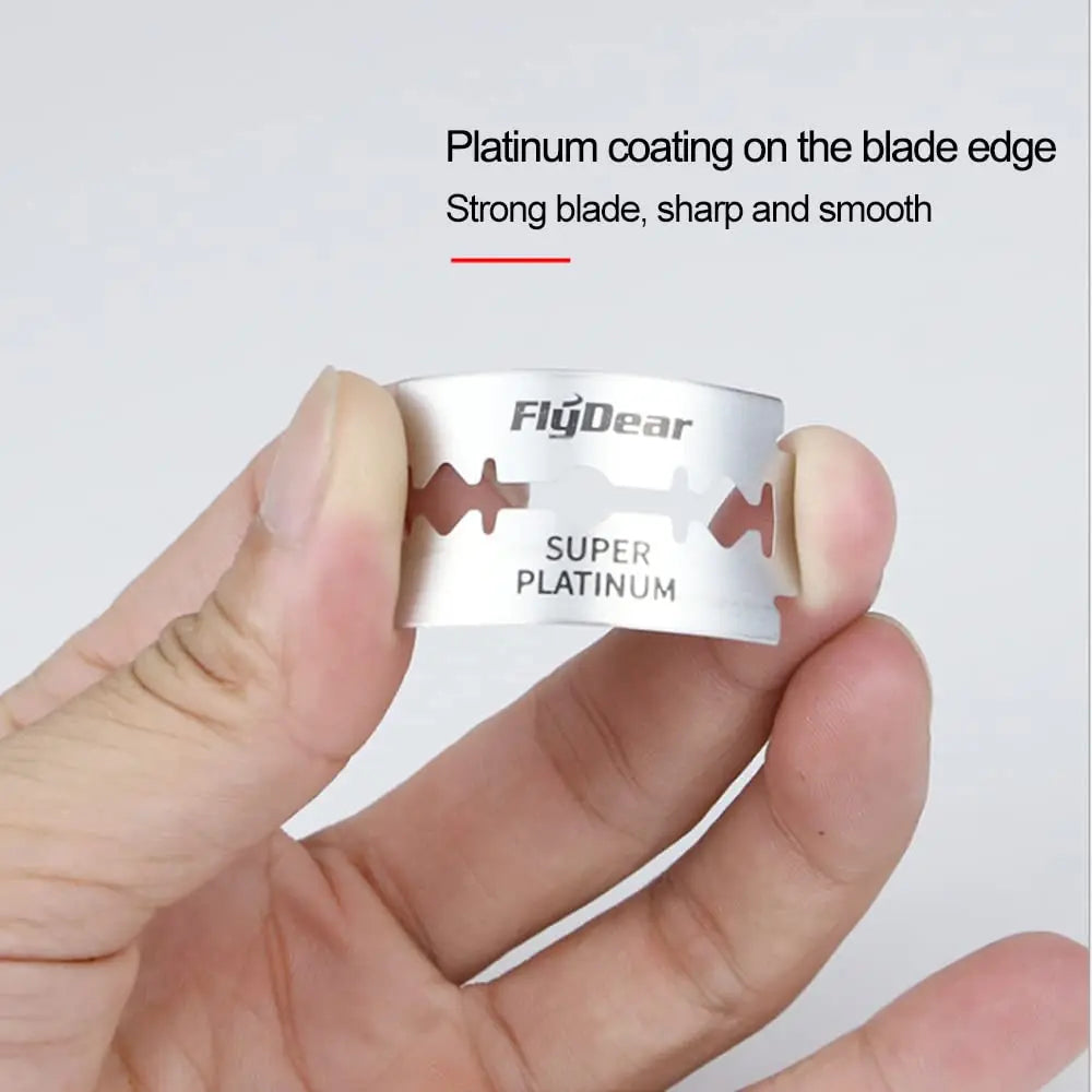 Una mano sostiene una hoja de afeitar con recubrimiento de plata etiquetada Super Platinum para afeitado.
