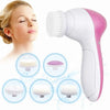 Cepillo eléctrico de limpieza facial rosa y blanco junto a una cara de mujer y diversas cabezas de cepillo.
