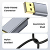 Nahaufnahme eines goldplattierten Steckers und einer Aluminiumhülle auf einem nylongeflechteten USB-Verlängerungskabel.
