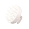 Brosse nettoyante pour cuir chevelu en silicone blanche avec plusieurs poils pointus et une poignée en caoutchouc.