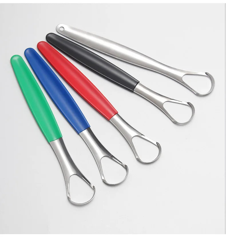 Eine Sammlung von fünf Edelstahl-Zungenreinigern in verschiedenen Farben, darunter Silber, schwarz, rot, blau und grün.