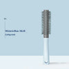 Helles blaues Lockenpinsel mit Holzgriff und Borsten vor hellem blauem Hintergrund