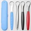 Set aus vier Edelstahl-Zungenreinigern in Blau, Silber, Schwarz und Rot für die Mundhygiene.