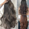 Eine Frau stylet langes, dunkelbraunes Haar mit einem professionellen Keramik-Glätteisen.