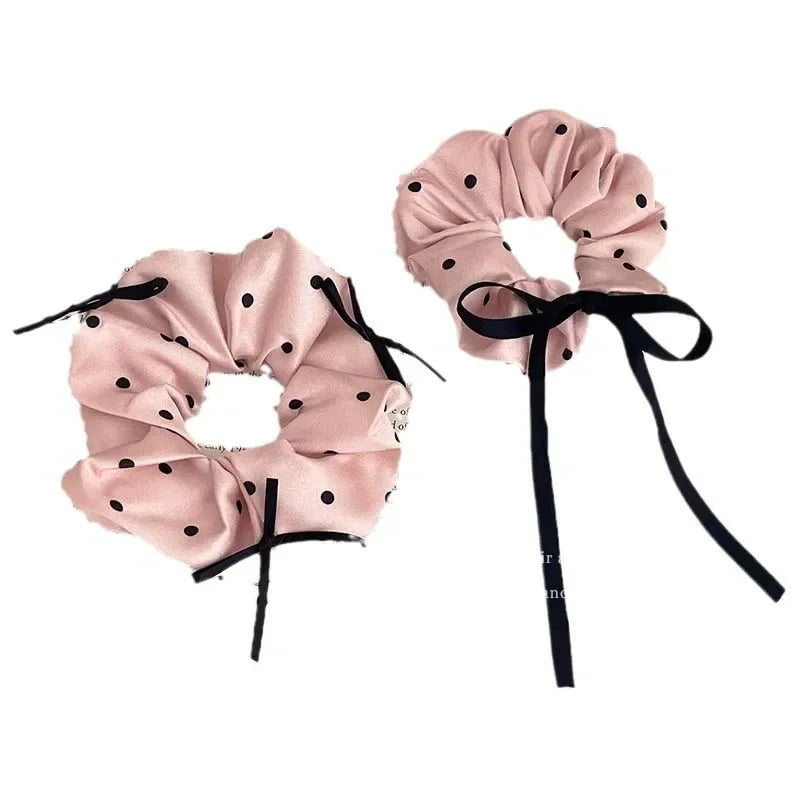 Scrunchies en satin à pois roses avec un ruban noir