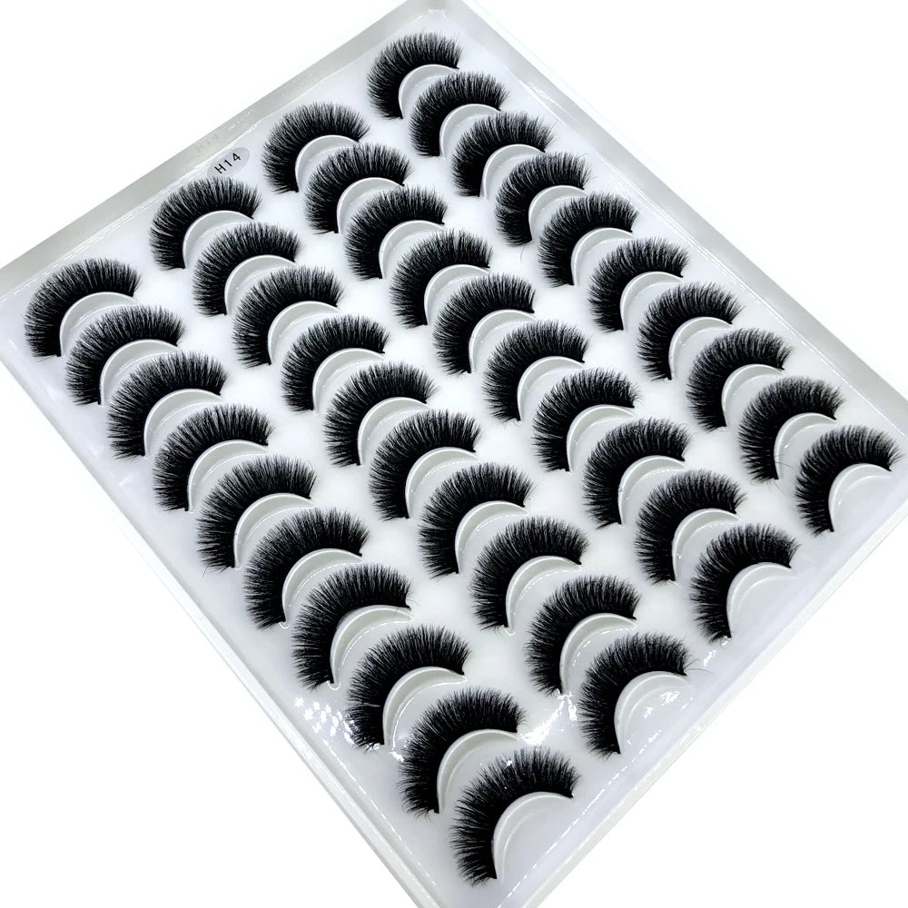Kit plastique contenant de nombreuses faux cils de renard naturels pour usage cosmétique.