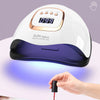 Weiße professionelle Nagellampe mit digitaler Anzeige 1099 neben einer Hand, die roten Nagellack aufträgt.