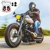 Une personne conduit une moto avec des bouchons d'oreille anti-bruit, avec un détail des bouchons.
