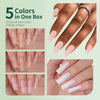 Una caja de 5 colores con uñas postizas en los dedos.