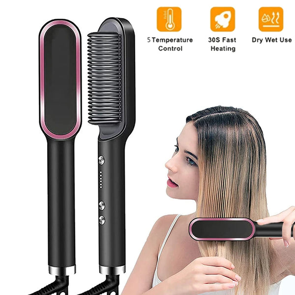 Una mujer está usando un peine de alisado y rizado caliente negro en su cabello.