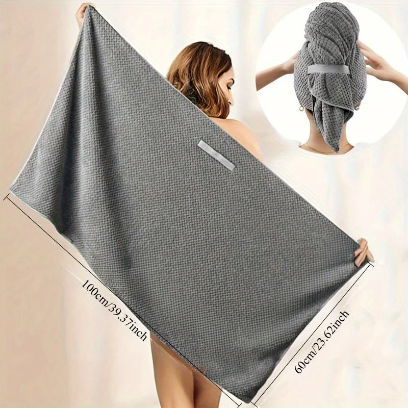 Serviette de cheveux en microfibre grise, présentée à plat et enveloppée autour de la tête d'une personne.