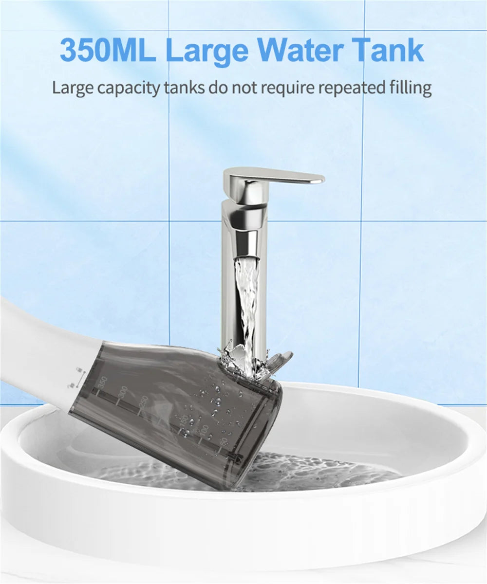 Chromwasserhahn, der Wasser in eine weiße Schale leitet, demonstriert die Verwendung einer 350-ml-großen Wasserflasche.