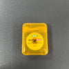 Un envase de plástico amarillo de hilo dental Dentalfloss de 50m sobre una superficie gris oscuro.