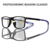 Un par de gafas de lectura foto-cromáticas con lentes oscuros y monturas moradas