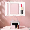 Miroir de voyage portable avec un compact rose et un rouge à lèvres rouge sur fond rose pâle.