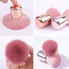 Un set de pinceaux pour nail art en forme de champignons, dans des tons rose et argent, vus sous différents angles.