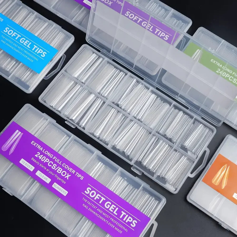 Collection de tips en gel souple clairs et tips full cover longs, emballés dans des boîtes en plastique pour manucures DIY