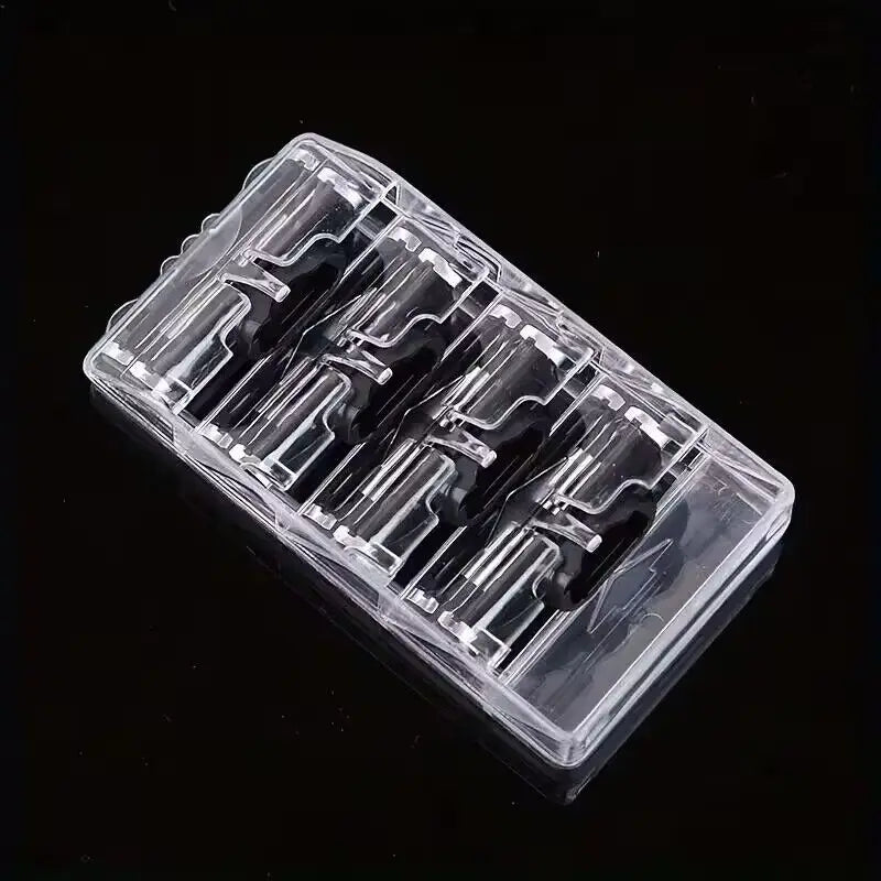 Boîtier en plastique transparent contenant plusieurs rasoirs de sûreté réutilisables.