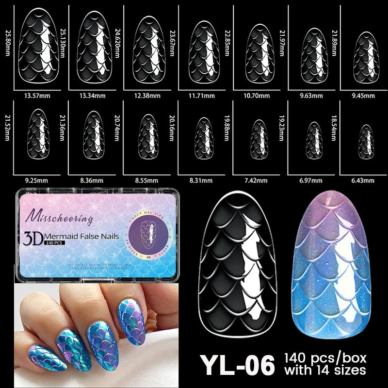 Un ensemble de 140 pointes de ongles en acrylique noires, forme sirène, de différentes tailles, à côté d'une main.