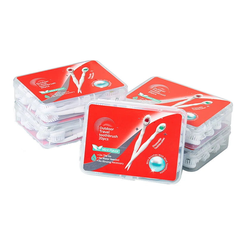 Un set de brosses à dents et gratte-langues jetables emballées dans des contenants en plastique transparent.