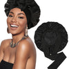 Una mujer modela un gorro para el cabello de satén negro de doble capa y tela a juego.