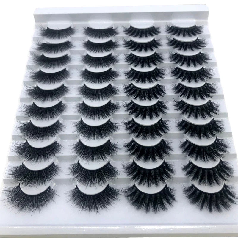 Un plateau de faux cils de renard en 3D de différentes longueurs et styles pour maquillage des yeux.