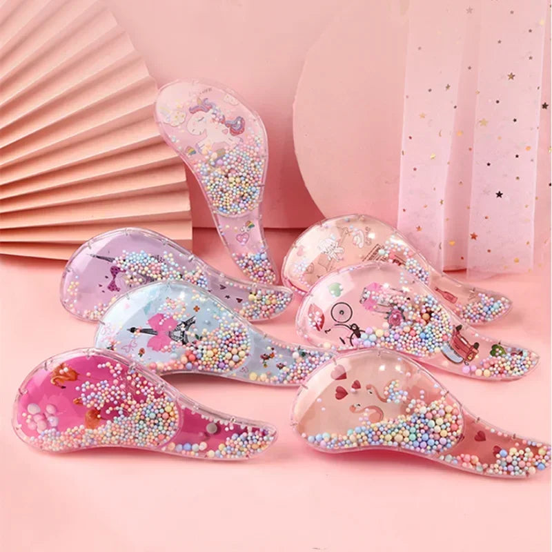 Un ensemble de peignes pour cheveux d'animaux colorés et pailletés pour enfants et adultes, présentés sur un fond rose.