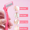 Rasoir multifonction rose pour femme avec accessoire peigne, tenu par la main.