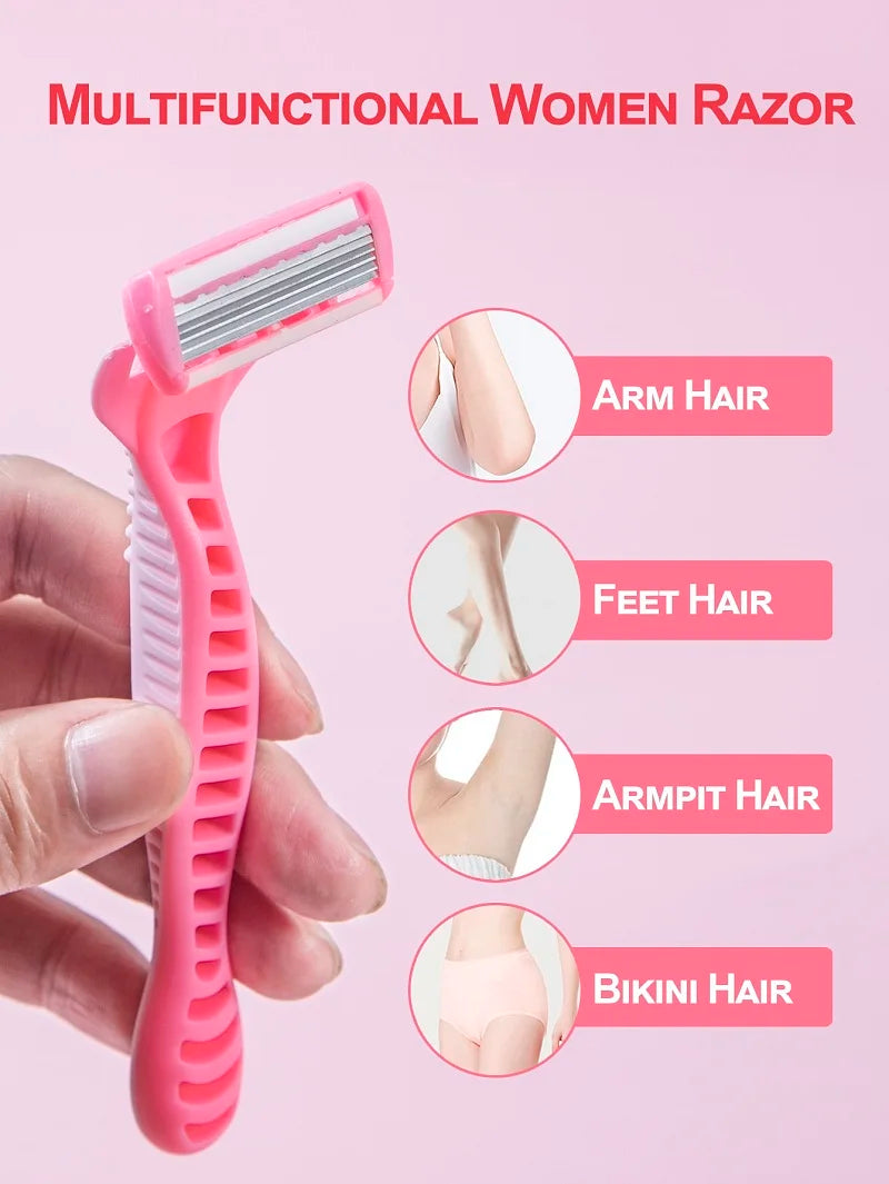 Rasoir multifonction rose pour femme avec accessoire peigne, tenu à la main.