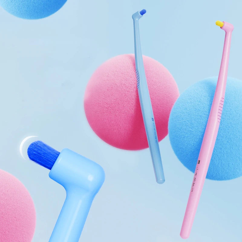 Une collection de brosses orthodontiques roses et bleues sur un fond bleu clair.