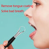 Primer plano de una persona usando un raspador de lengua de acero inoxidable para eliminar el recubrimiento de la lengua y me