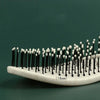 Gros plan d'un peigne de coiffure blanc avec de nombreuses poils noirs, montrant la taille de 18 mm.