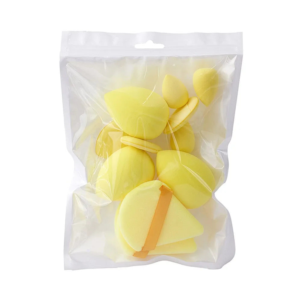 Una bolsa de plástico transparente contiene un juego de doce esponjas de maquillaje amarillas multiusos.