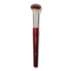 Un solo pincel de maquillaje sintético multiusos con ferrule marrón y mango rojo oscuro.