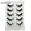 Plateau en plastique contenant divers styles de faux cils pour maquillage.