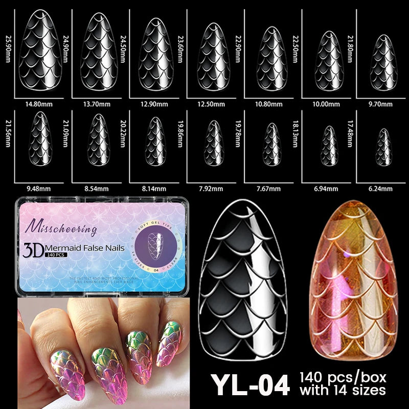 Diverses pointes de ongles en acrylique noires pour mermaid, différentes tailles, à côté d'un design terminé.