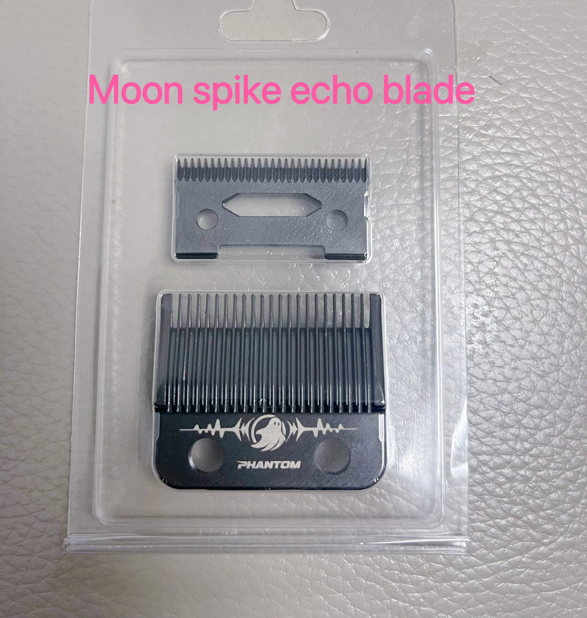 Set an Mondspitzen-Echo-Klingen in klarem Kunststoff, mit einer silber-schwarzen Haarschneiderklinge.