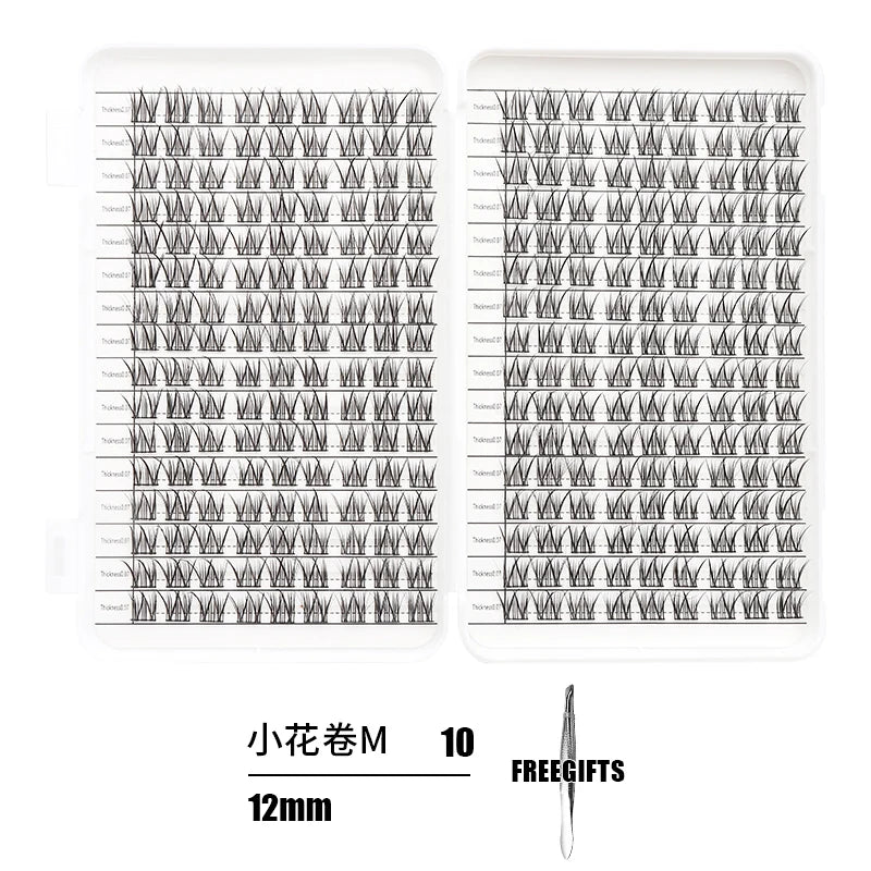 Un kit d'extensions de cils individuels avec 10 cils de 12mm sur fond blanc.