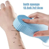 Eine Hand hält eine blaue Silikonschwamm zum Peelen und Massieren der Haut.