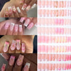 Una colección de uñas postizas florales rosa y blancas con varios tonos y diseños.