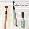 Un jeu de trois manches de brosse d'ébauche pour brosses à dents, montrant différentes couleurs et textures dans un porte-sup