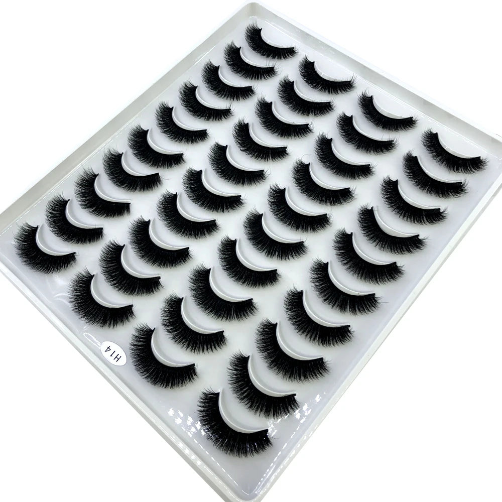 Un plateau en plastique transparent contenant un ensemble de faux cils de renard naturels pour l'application.