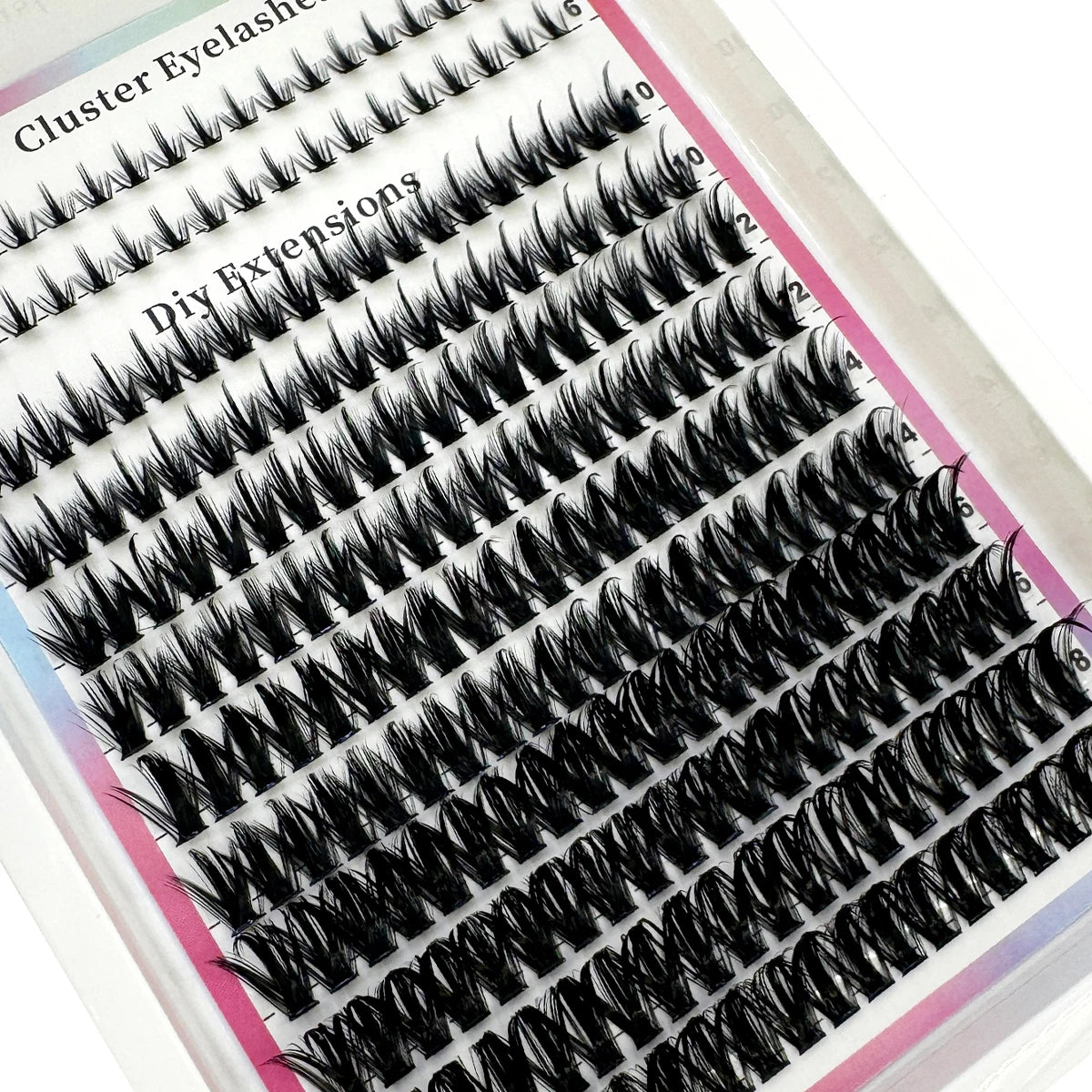Gros plan sur des clusters de cils hérissés pour extensions de salon, disposés en rangées.