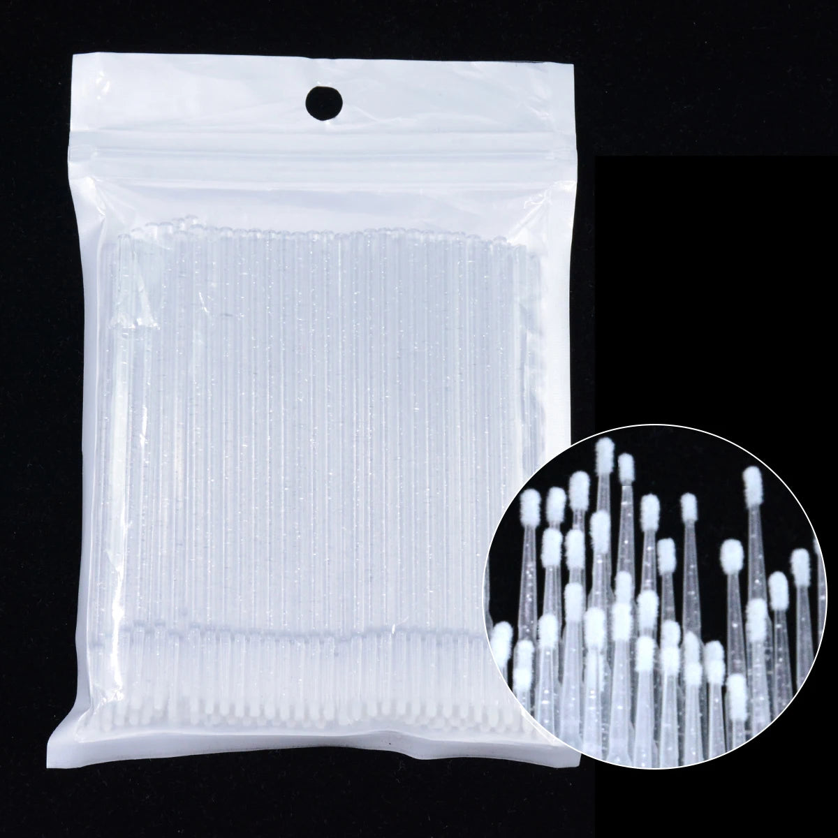 Un emballage en plastique transparent contenant un pack de brosses pour nettoyer et étendre les cils avec précision.