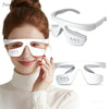 Una mujer usa un masajeador ocular 3D blanco EMS para ojeras e hinchazón.