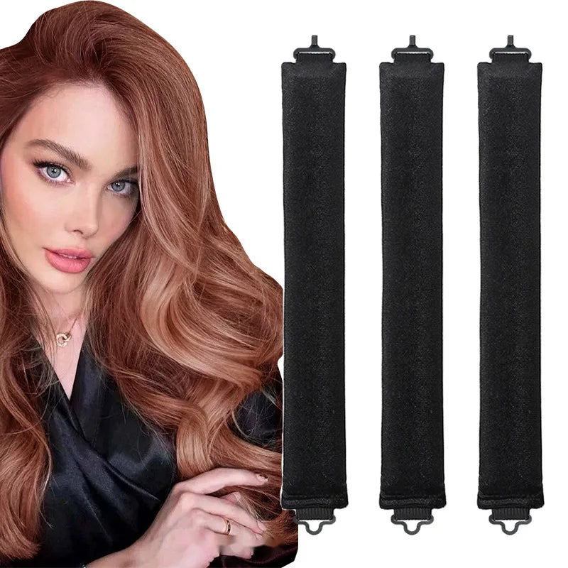 Une femme aux longs cheveux châtain-roux à côté de trois rouleaux pour cheveux sans chaleur.